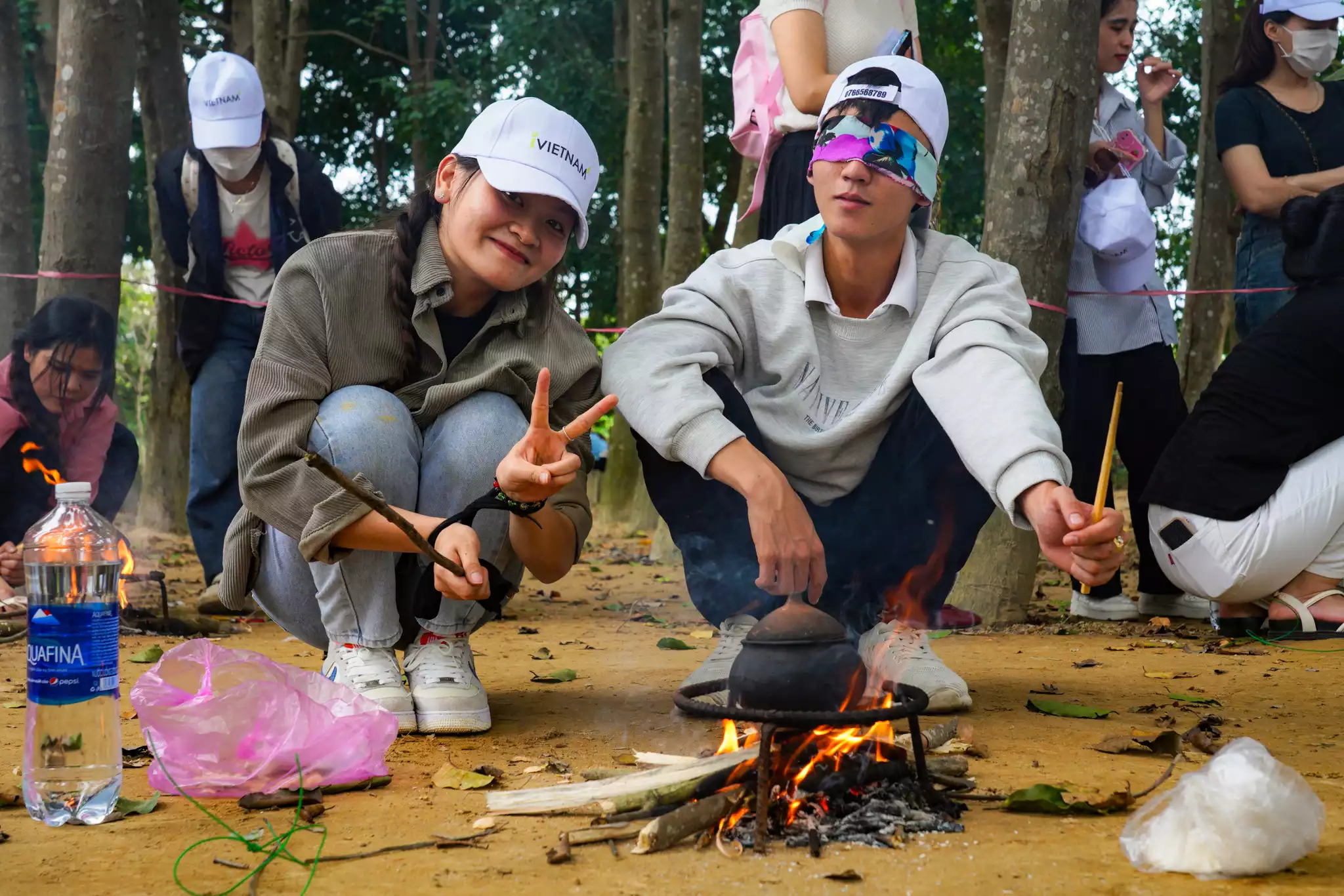 Các trò chơi dân gian (Bịt mắt nấu cơm niêu, bịt mắt đập om...)